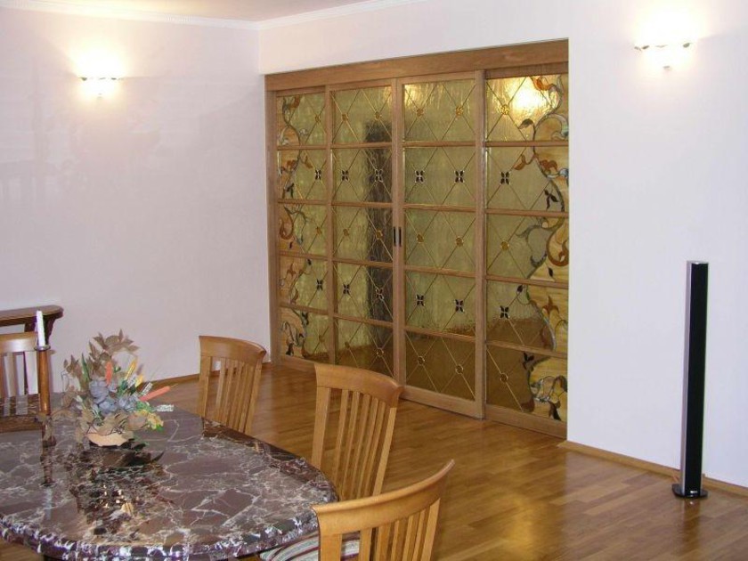 Перегородка для гостиной с цветным стеклом и декоративными вставками Владивосток