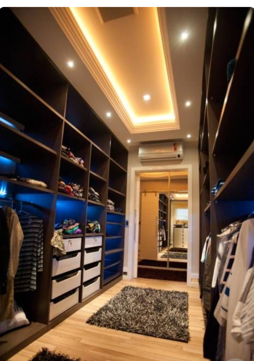 Большая открытая гардеробная комната с комбинированным наполнением Владивосток