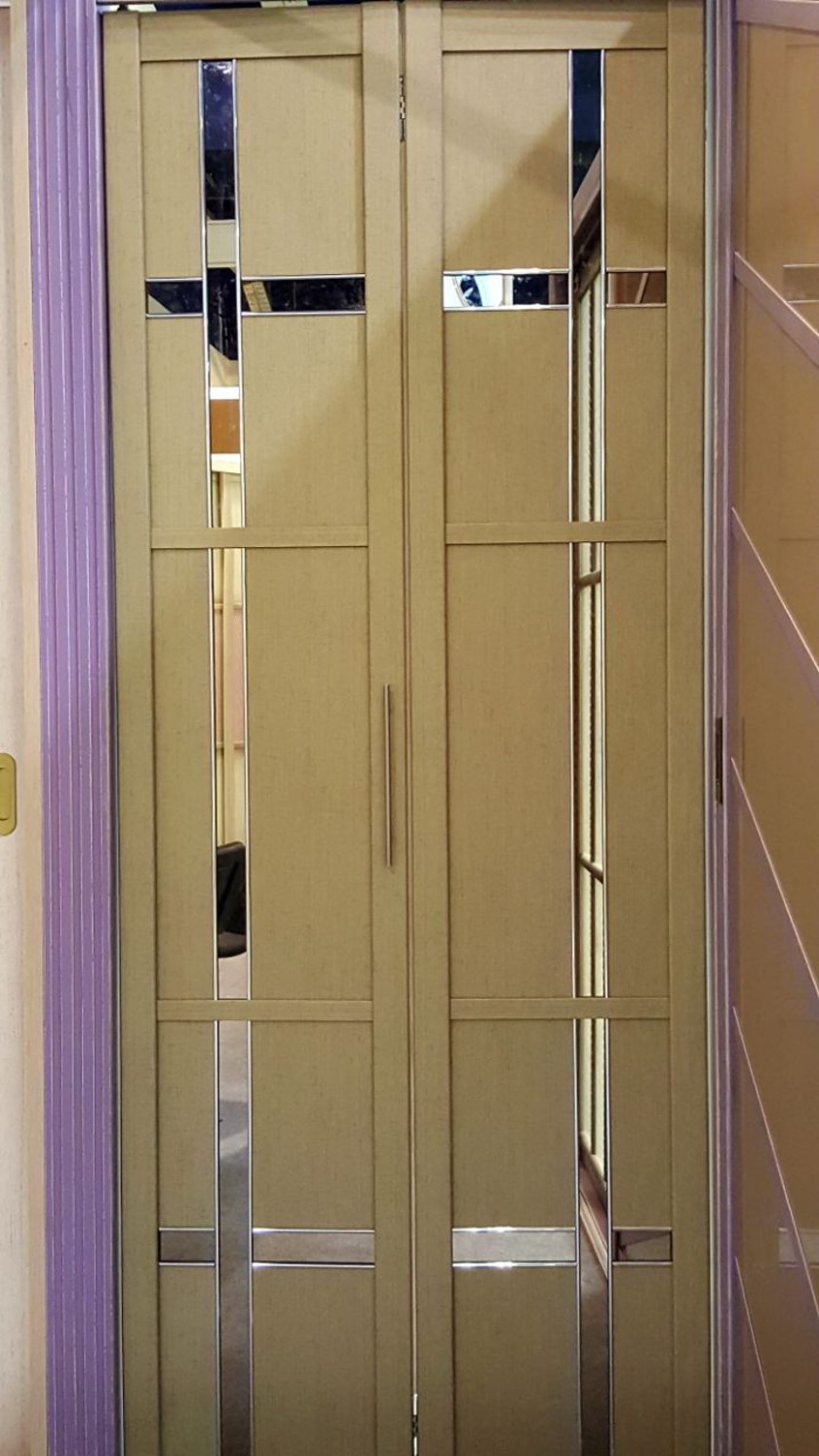 Двери гармошка шпонированные с зеркальным декором Владивосток